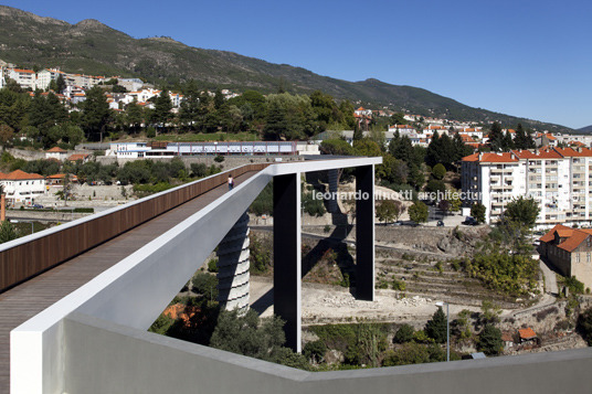 ponte de pedestres sobre a ribeira da carpinteira carrilho da graça