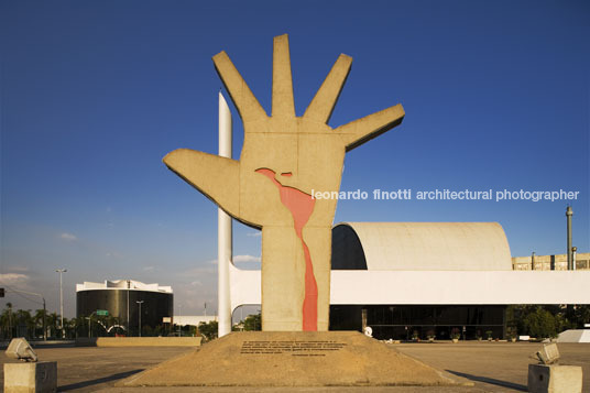 escultura a mão - memorial da américa latina oscar niemeyer