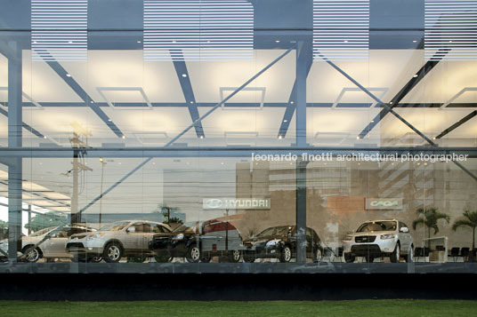 hyundai showroom spadoni+associados