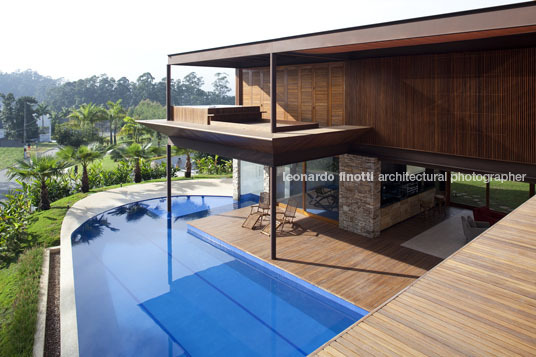 house in tamboré gálvez & márton arquitetura