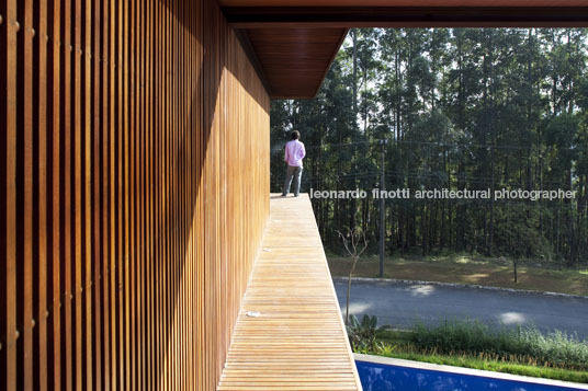 house in tamboré gálvez & márton arquitetura