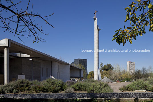 san joaquín campus chapel at universidad católica teodoro fernández 