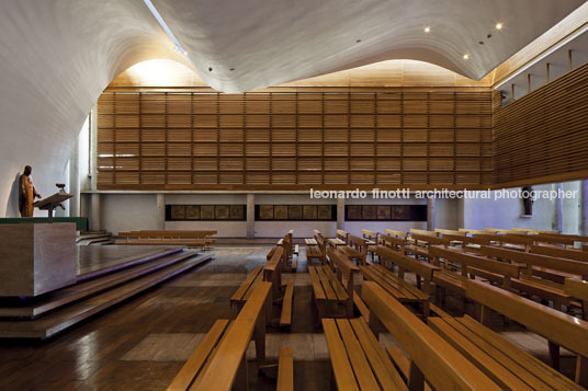 san joaquín campus chapel at universidad católica teodoro fernández 