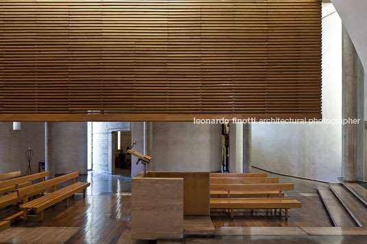 san joaquín campus chapel at universidad católica teodoro fernández 