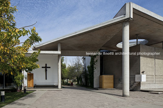 san joaquín campus chapel at universidad católica teodoro fernández 