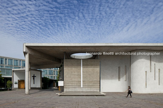 san joaquín campus chapel at universidad católica teodoro fernández 