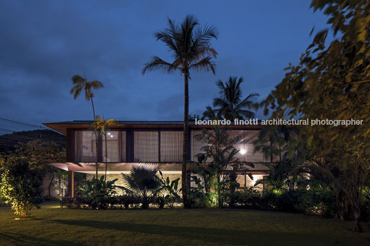 casa jaq - praia da baleia bernardes arquitetura