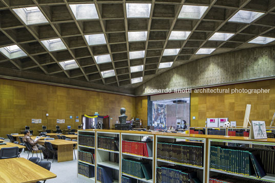 biblioteca luis angel arango germán samper