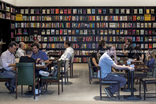 livraria da vila - pátio batel isay weinfeld