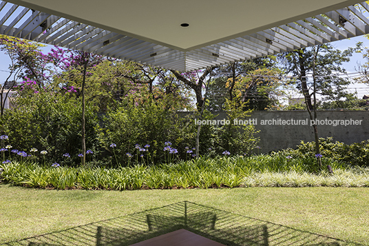 casa triângulo bernardes arquitetura