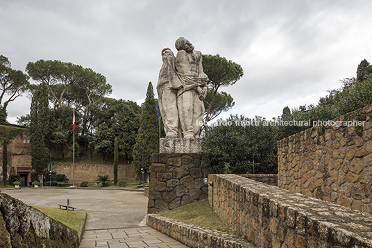 mausoleo fosse ardeatine nello aprile