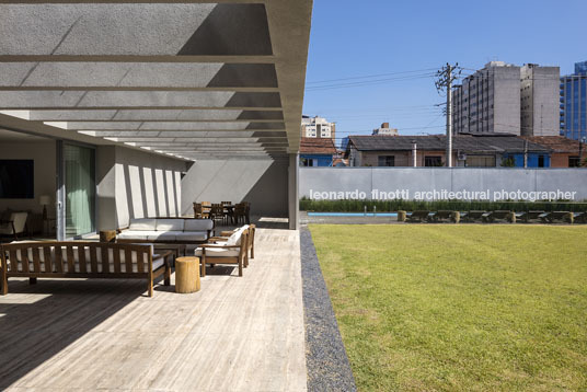 edifício triplo isay weinfeld