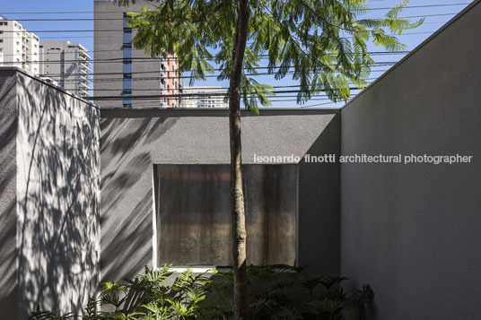 edifício triplo isay weinfeld