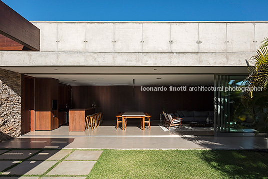 lcc house alexandre aguirre