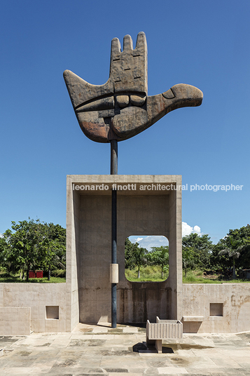 the monument of the open hand le corbusier