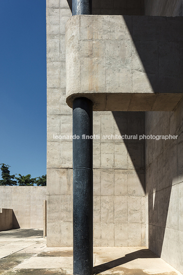 the monument of the open hand le corbusier