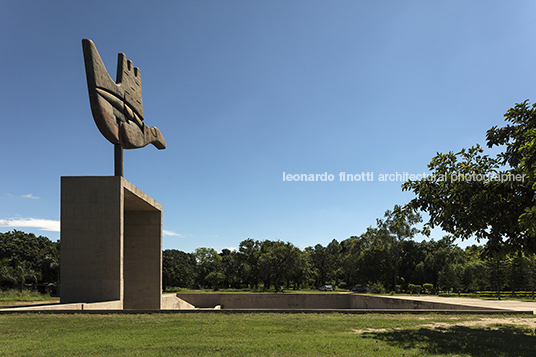 the monument of the open hand le corbusier