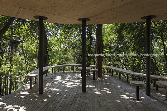 pavilhão de verão da casa de vidro sol camacho