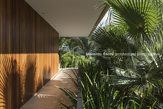 rv3 house aguirre arquitetura