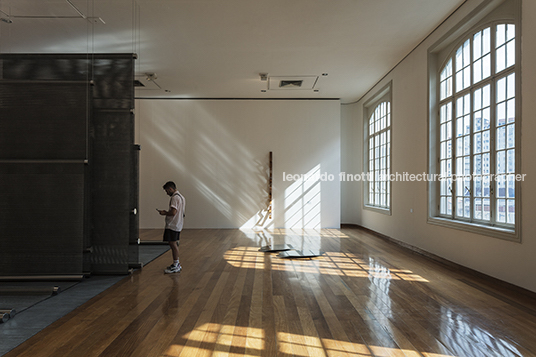 artur lescher: suspensão - estação pinacoteca camila bechelany