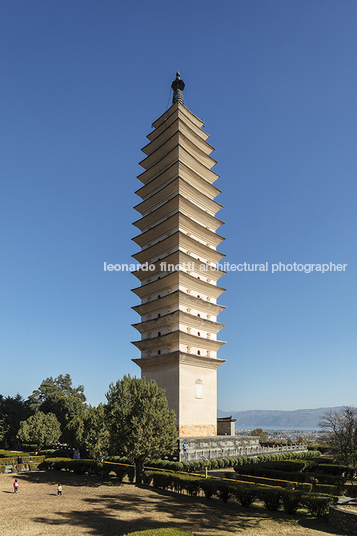 the three pagodas of the chongsheng temple 