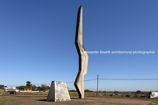 monumento à coluna prestes oscar niemeyer