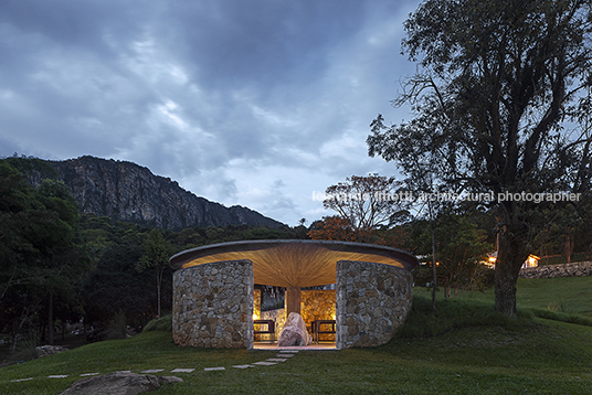 capela ao pé da serra são josé mach arquitetos